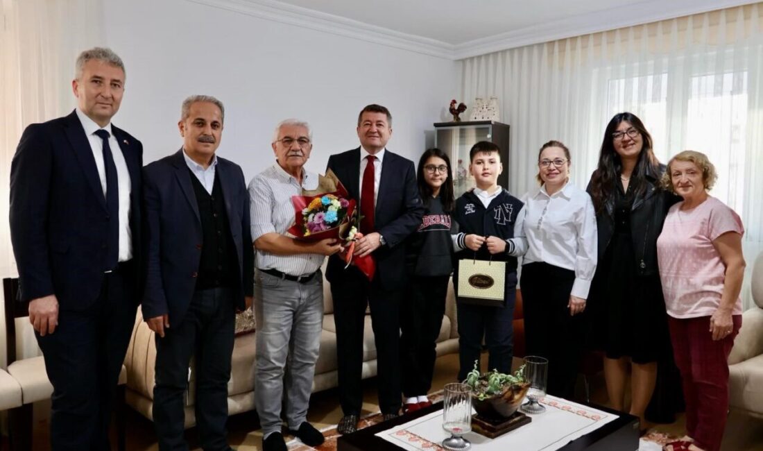 Bilecik’te Öğretmenler Günü Kutlamaları Kapsamında Emekli Öğretmen Zeki Başdemir ile Anlamlı Buluşma Gerçekleşti Bilecik'te 24 Kasım Öğretmenler Günü dolayısıyla emekli öğretmen Zeki Başdemir