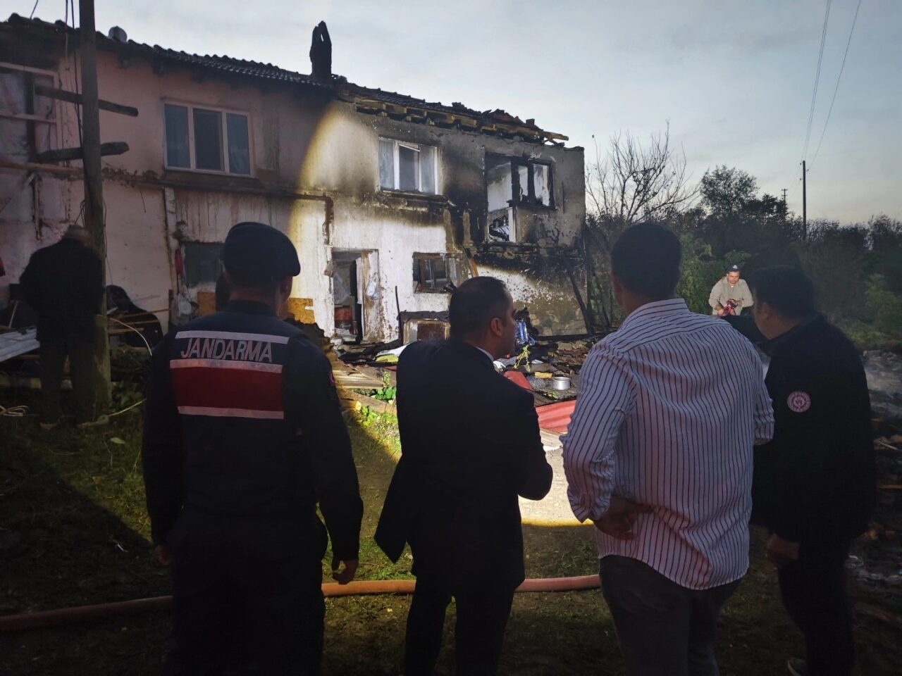 Bilecik’in Yenipazar ilçesindeki Esenköy köyünde çıkan yangın, itfaiyenin hızlı müdahalesiyle