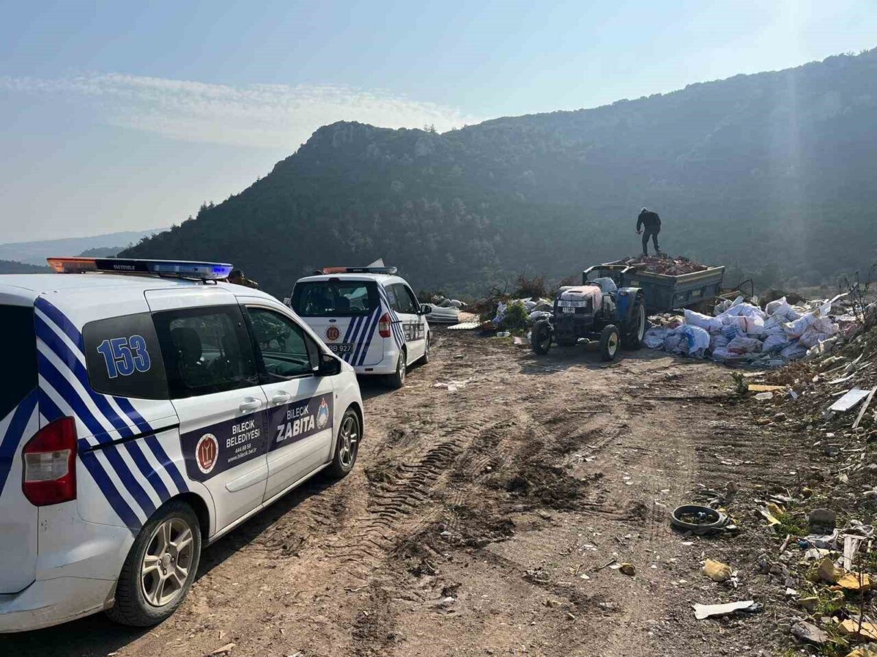 Bilecik’te Zabıta ekipleri, izinsiz şekilde çöp sahasına inşaat atığı döken