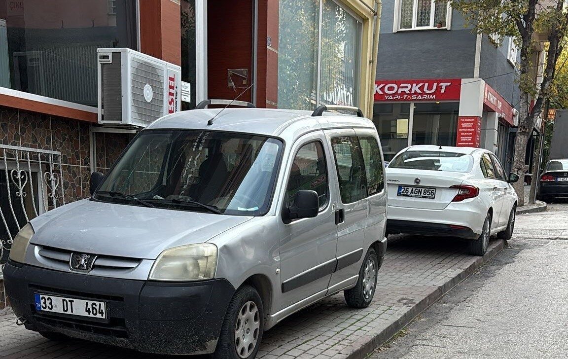 Bilecik'te artan araç sayısı ve otopark eksikliği, sürücülerin kaldırım üzerine