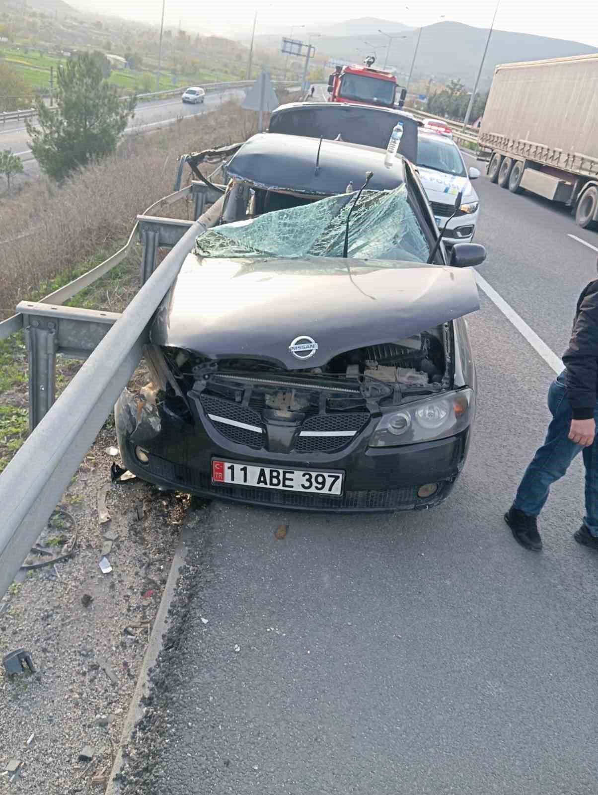 Bilecik’te trafik kazası: Kontrolden çıkan otomobil bariyerlere çarptı, 1 yaralı var