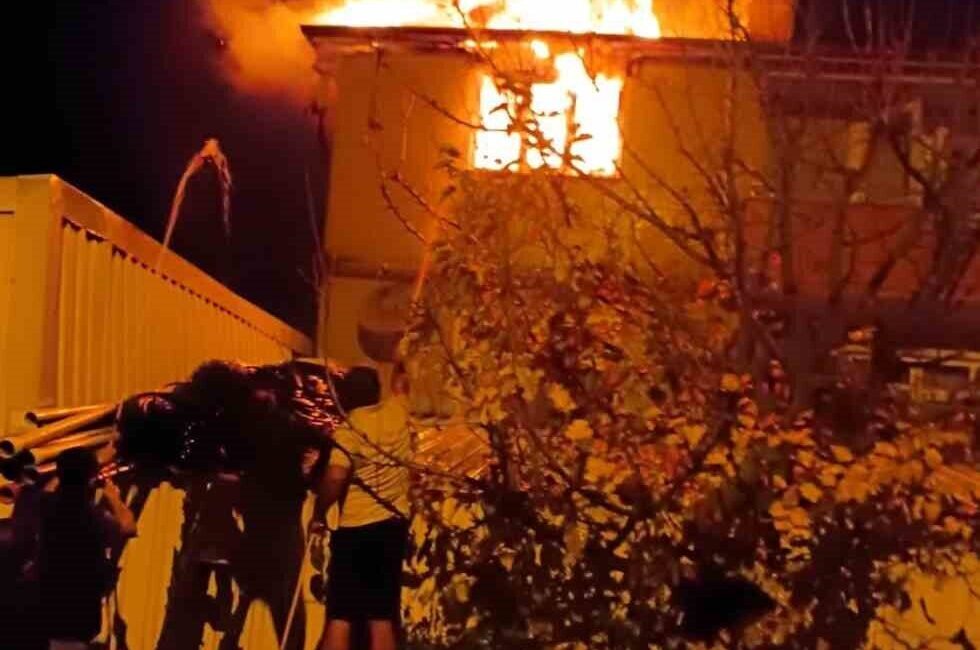 Bilecik'in Osmaneli ilçesinde, Mustafa A.'ya ait evde çıkan yangın, jandarma