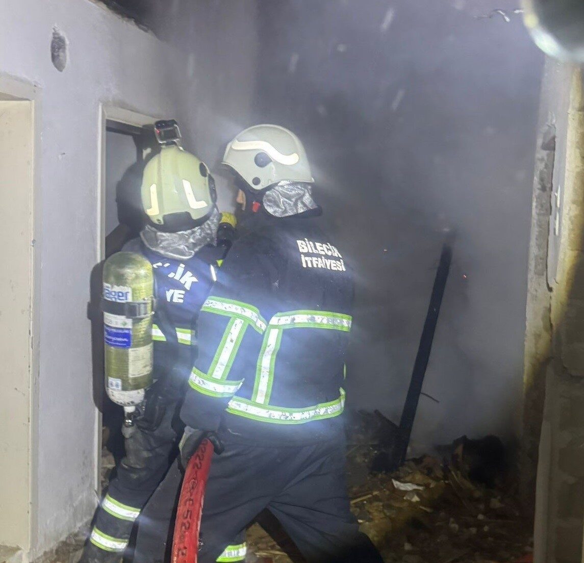 Bilecik'in İsmetpaşa Mahallesi'nde metruk bir binada çıkan yangın, çevredekilerin ihbarıyla