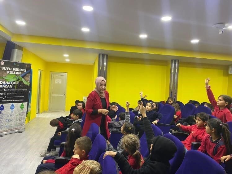Bilecik'te 700. Yıl İlkokulu'nda düzenlenen 'Su verimliliği' eğitimine 3. ve