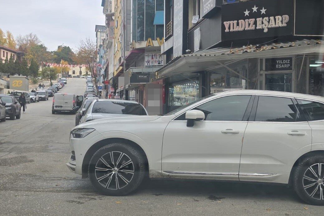 Bilecik’te Görme Engelli Yolu Kapatılarak Duyarsız Park Sorunu İsyanı Yaratıyor