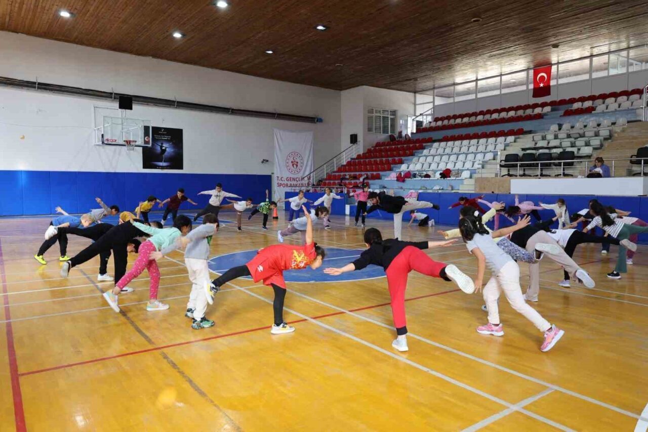 Bilecik Gençlik ve Spor İl Müdürlüğü, Atatürk Spor Salonu'nda spor