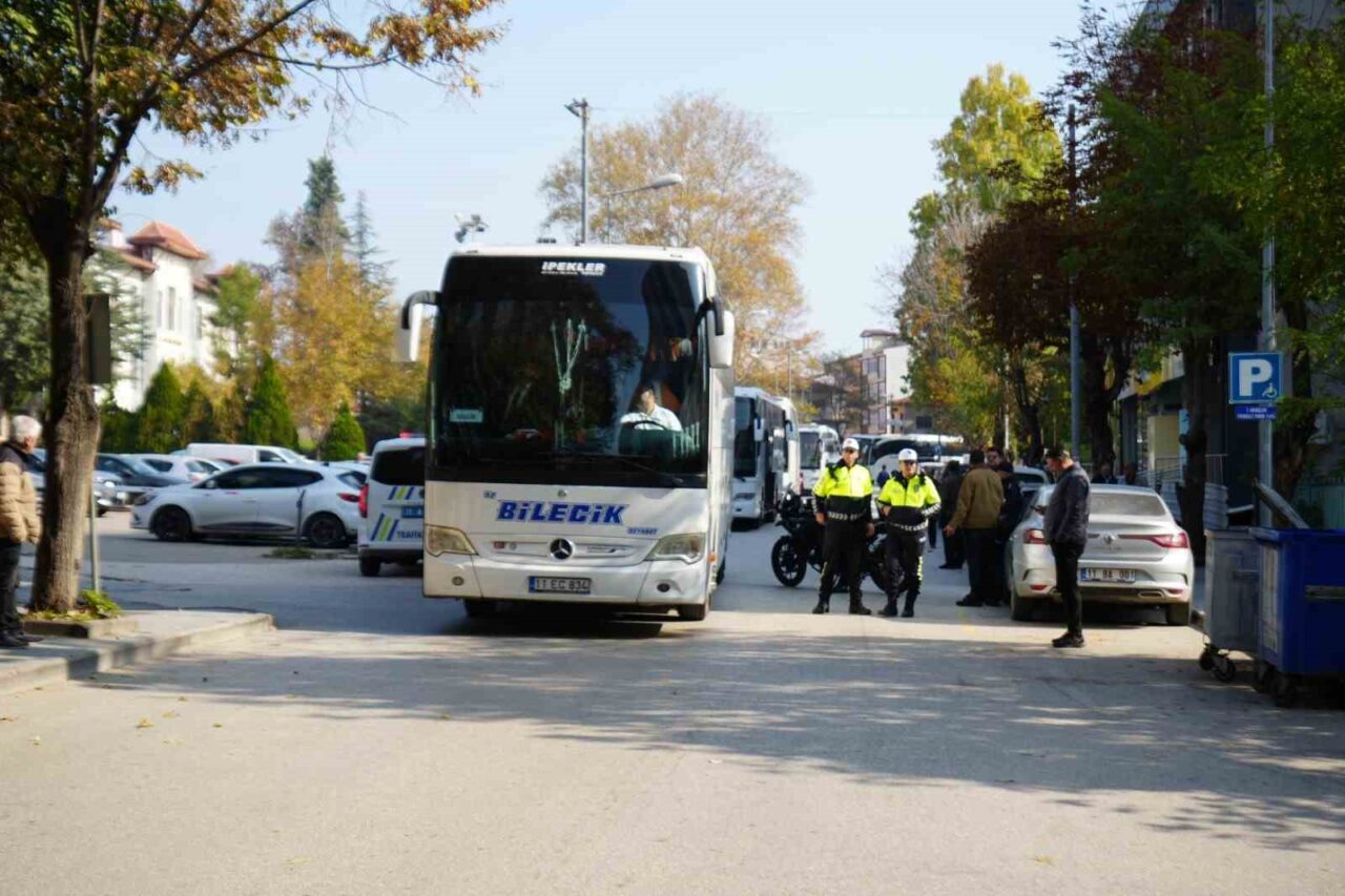 Bilecik’teki Cumhuriyet Caddesi, 'Umre Uğurlama Programı' dolayısıyla 1,5 saat trafiğe