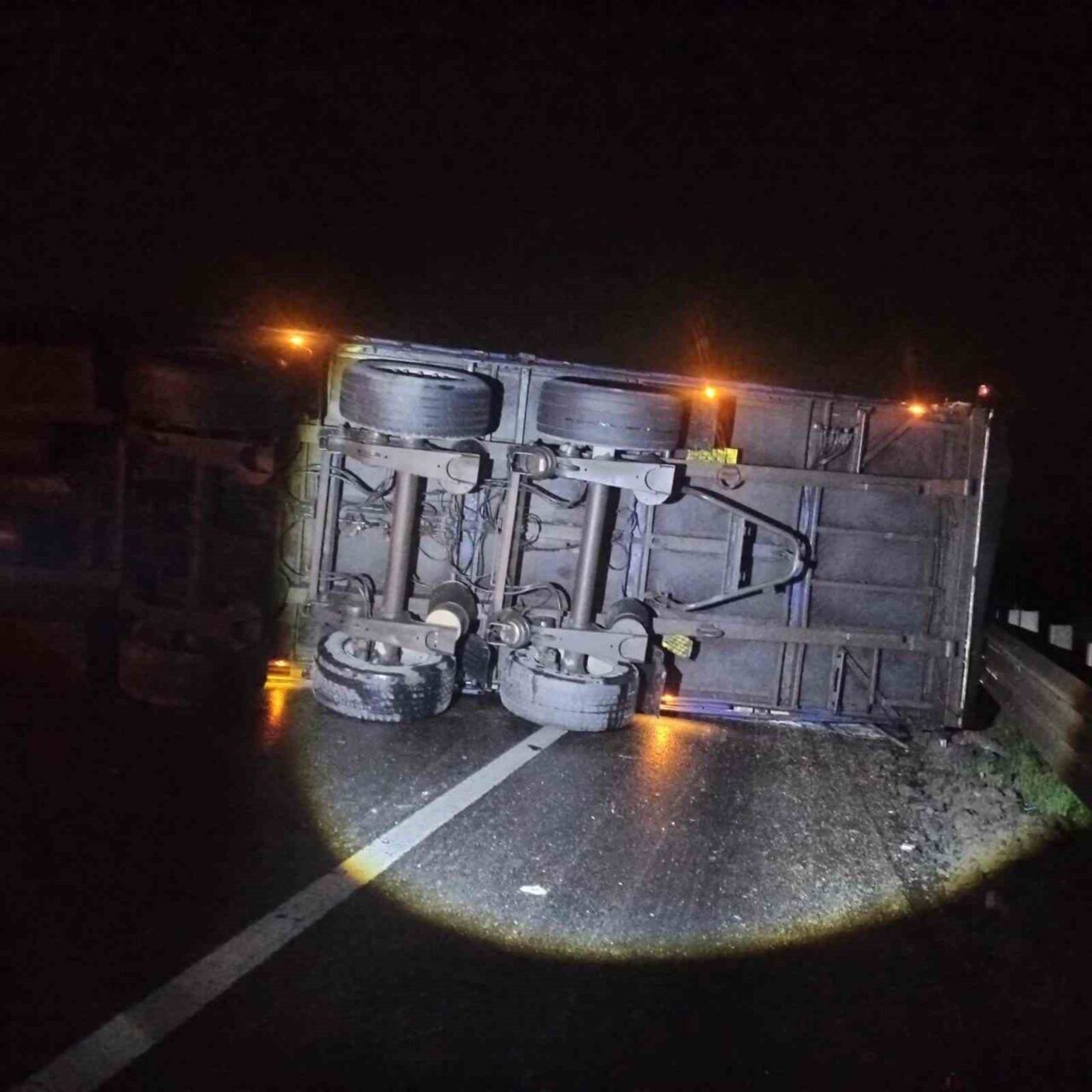 Bilecik'in Osmaneli ilçesinde İbrahim D.'nin kullandığı tır, direksiyon hakimiyetinin kaybolması