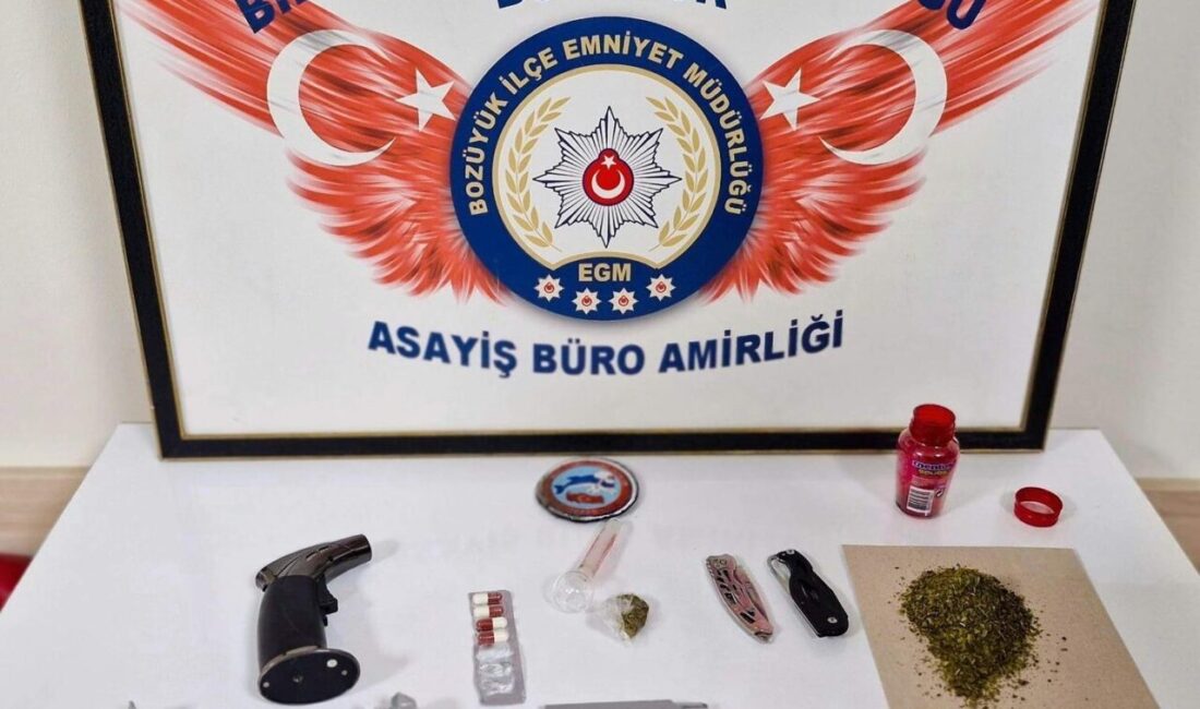 Bozüyük’te Uyuşturucu Operasyonu: Üç Kişi Gözaltına Alındı ve Uyuşturucu Maddeler Ele Geçirildi Bilecik'in Bozüyük ilçesinde düzenlenen uyuşturucu operasyonunda 3 kişi gözaltına alındı.