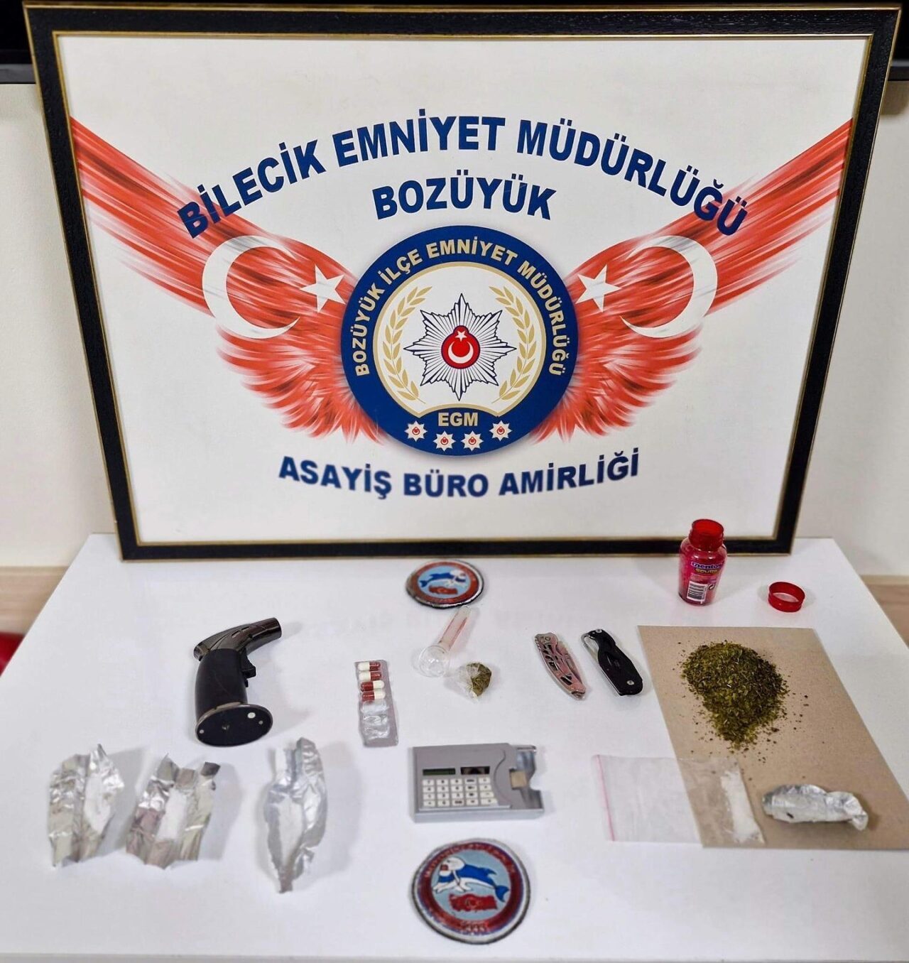 Bozüyük’te Uyuşturucu Operasyonu: Üç Kişi Gözaltına Alındı ve Uyuşturucu Maddeler Ele Geçirildi