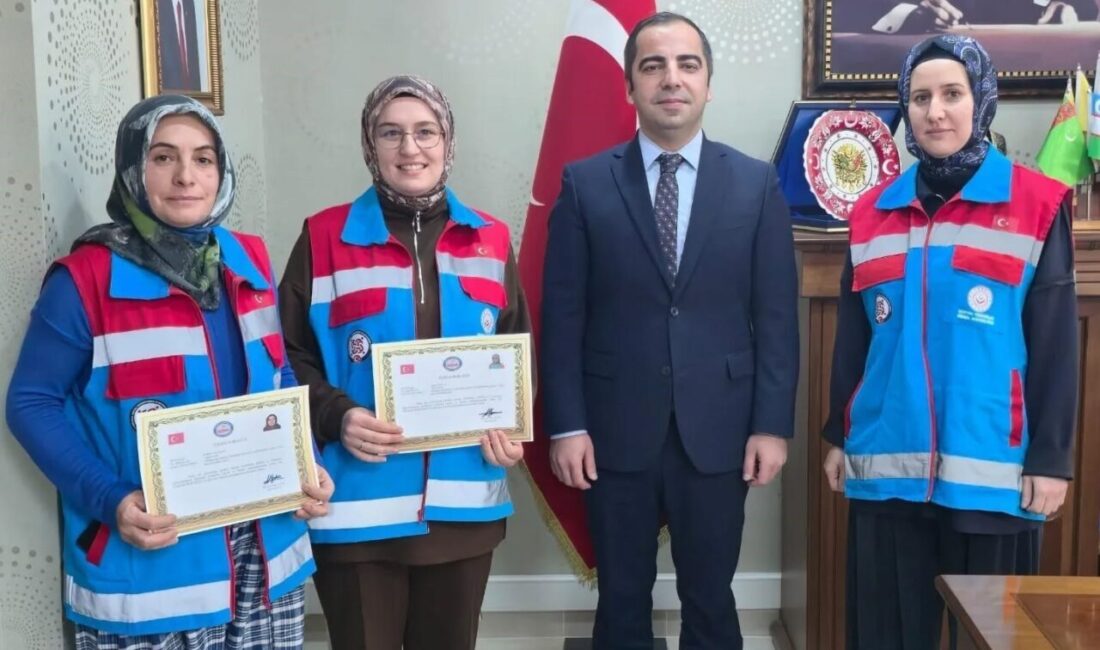 Bilecik'in Yenipazar ilçesinde Kaymakam Mehmet Salih Uçar, "Vefa Projesi"nde yer