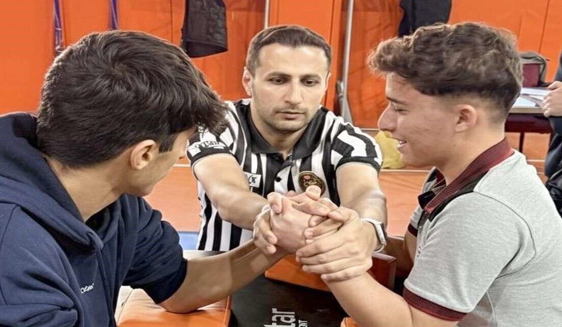 Hakkari'de düzenlenen Okul Sporları Gençler Kız ve Erkek Bilek Güreşi