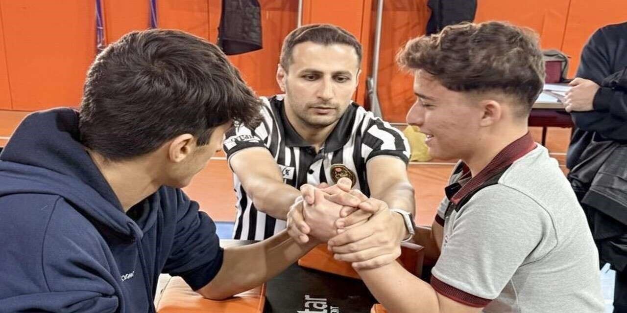 Hakkari’de Okul Sporları Bilek Güreşi İl Birinciliği Müsabakaları Heyecanla Gerçekleşti