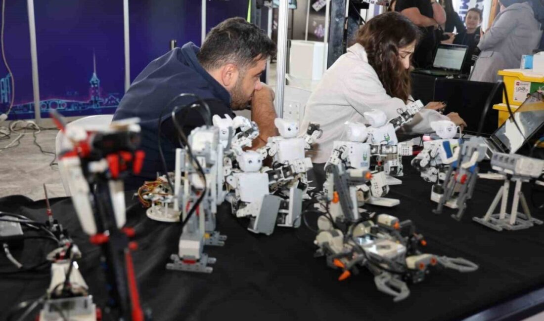 Kocaeli Kongre Merkezi'nde düzenlenen "Bilişim Fuarı" teknoloji tutkunları ve girişimcileri