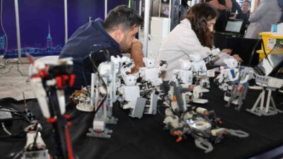 Kocaeli Kongre Merkezi'nde düzenlenen "Bilişim Fuarı" teknoloji tutkunları ve girişimcileri