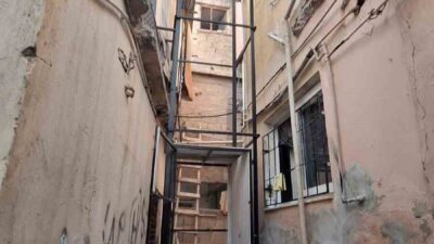 Mersin'in Tarsus ilçesinde 80 yaşındaki Hatice Arıkan, üç katlı bir