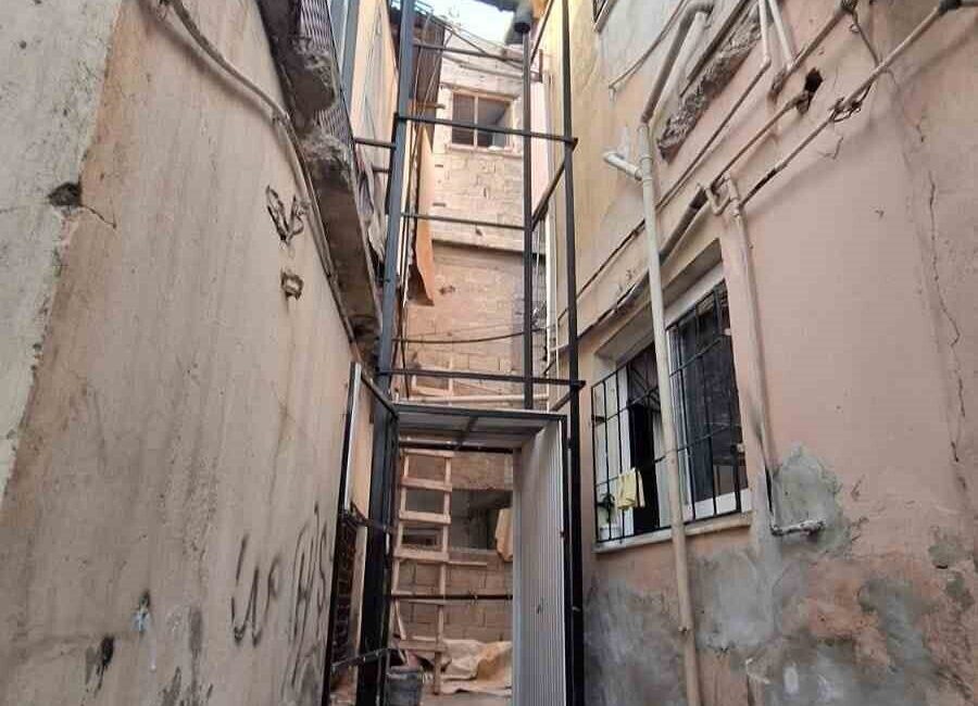 Mersin'in Tarsus ilçesinde 80 yaşındaki Hatice Arıkan, üç katlı bir