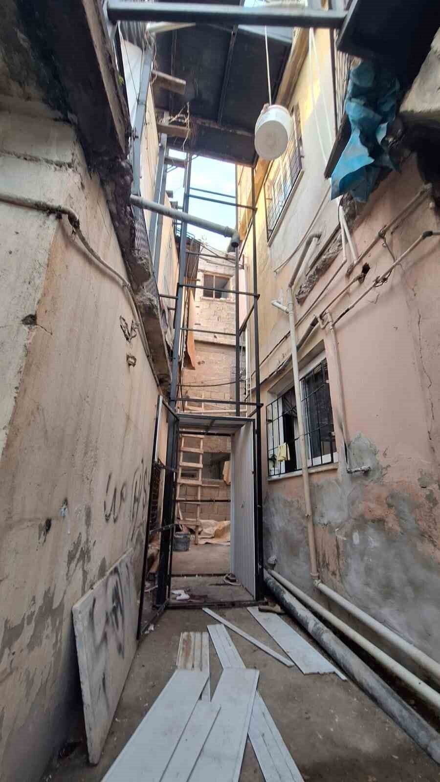 Mersin'in Tarsus ilçesinde 80 yaşındaki Hatice Arıkan, üç katlı bir