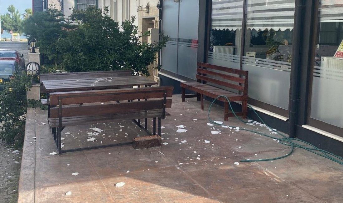 Atakum’da Dış Cephe Kaplamalarının Dökülmesi, Çevre Sakinlerini Endişelendiriyor Samsun'un Atakum ilçesinde bir binanın dış cephesindeki sıva parçalarının düşmesi,