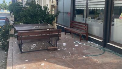 Samsun'un Atakum ilçesindeki Güzelyalı Mahallesi'ndeki bir binanın dış cephesinden kopan