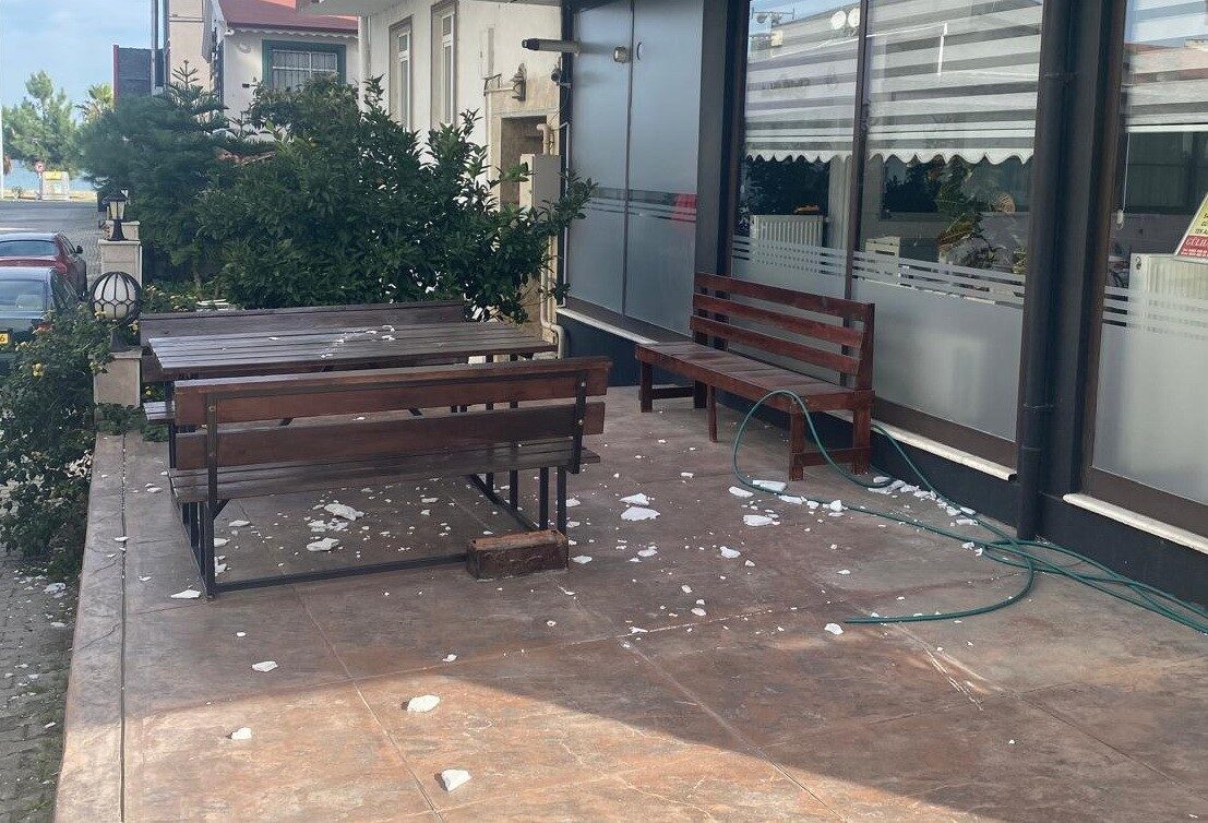 Samsun'un Atakum ilçesindeki Güzelyalı Mahallesi'ndeki bir binanın dış cephesinden kopan