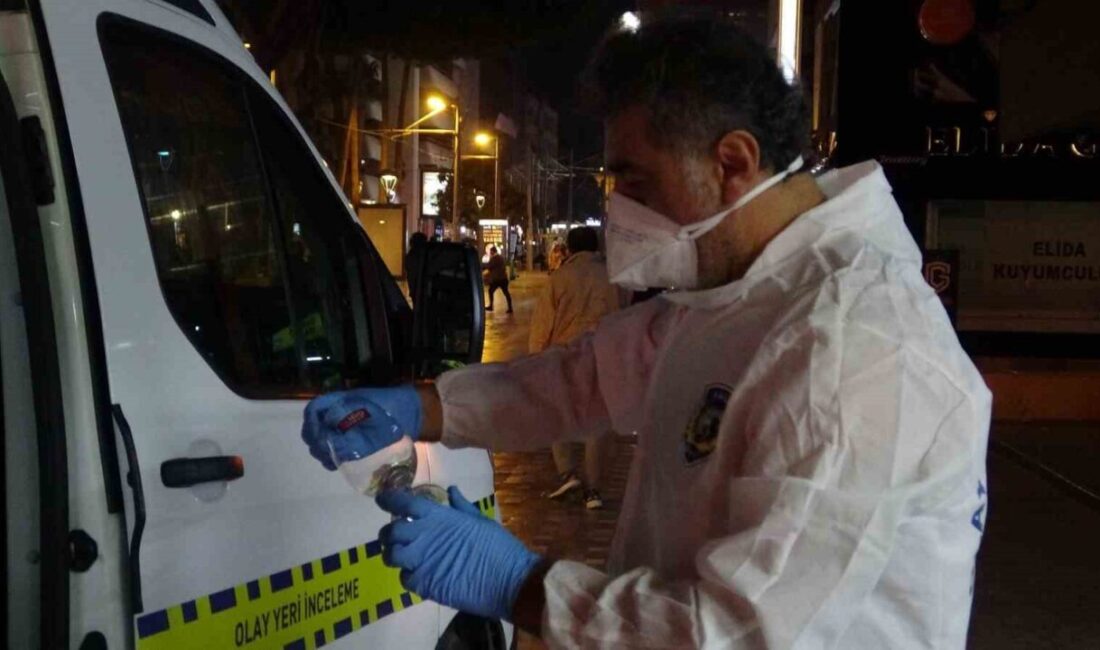 Antalya'nın Muratpaşa ilçesinde bir iş hanında yayılan kötü koku, vatandaşların