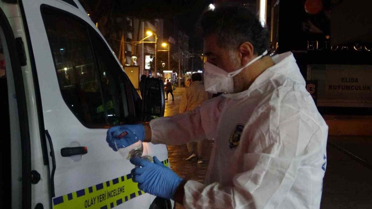 Antalya'nın Muratpaşa ilçesinde bir iş hanında yayılan kötü koku, vatandaşların