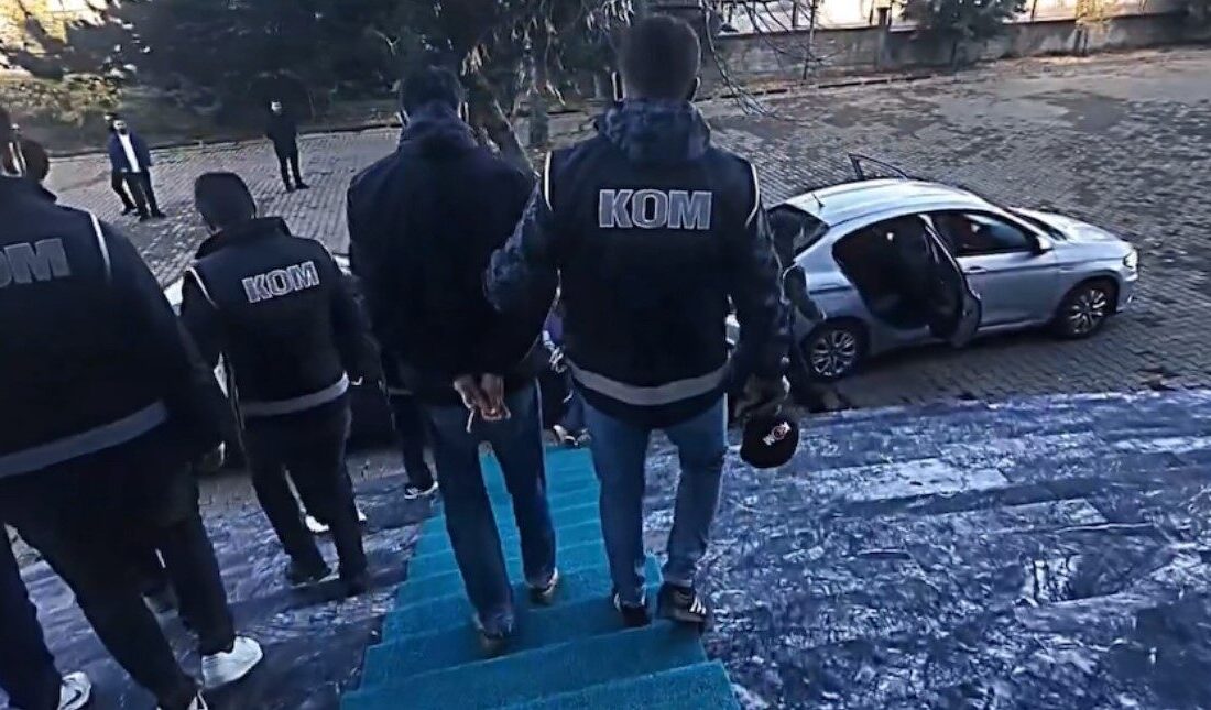 Bingöl Merkezli Nitelikli Dolandırıcılık Operasyonunda 10 Kişi Tutuklandı Bingöl merkezli 5 ilde düzenlenen operasyonda nitelikli dolandırıcılık suçuyla ilgili