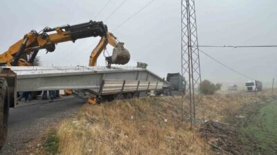 Bingöl'de çiftlik için çatı bloğu taşıyan bir tır, virajı geçemeyerek