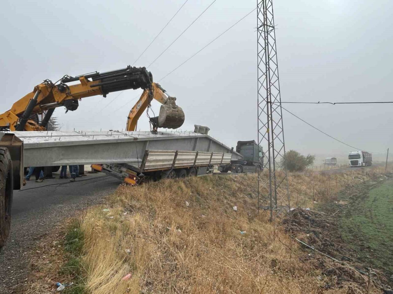 Bingöl'de çiftlik için çatı bloğu taşıyan bir tır, virajı geçemeyerek