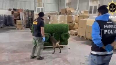 Hatay’da polis, Antakya Derince Mahallesi'nde yaptığı operasyonda bahçe çitine gizlenmiş