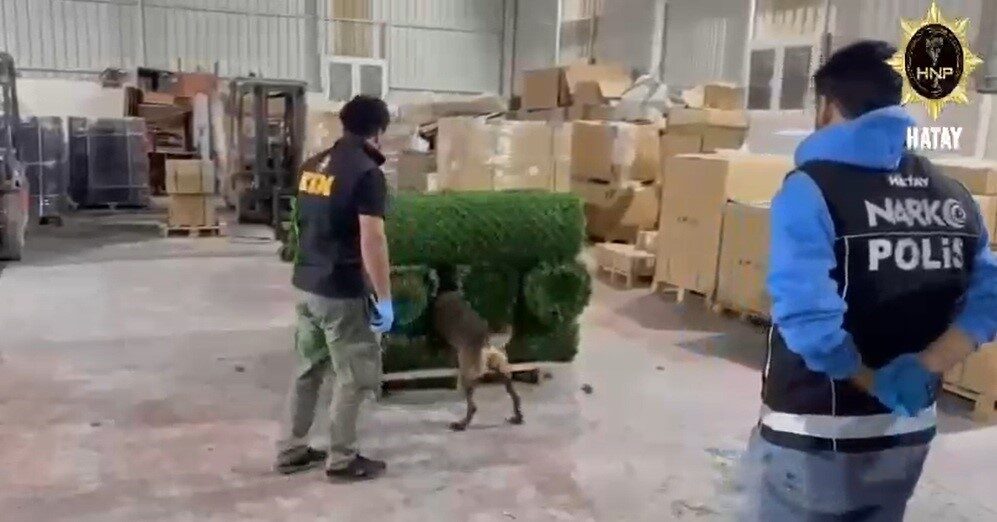 Hatay’da Uyuşturucu Operasyonu: Yapay Çimlerin İçinde 306 Bin Hap Ele Geçirildi Hatay’da polis, Antakya Derince Mahallesi'nde yaptığı operasyonda bahçe çitine gizlenmiş
