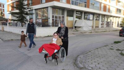 Eskişehir'de 7 buçuk yaşındaki Zeynep İkra Albayrak, doğuştan PEVA hastası,