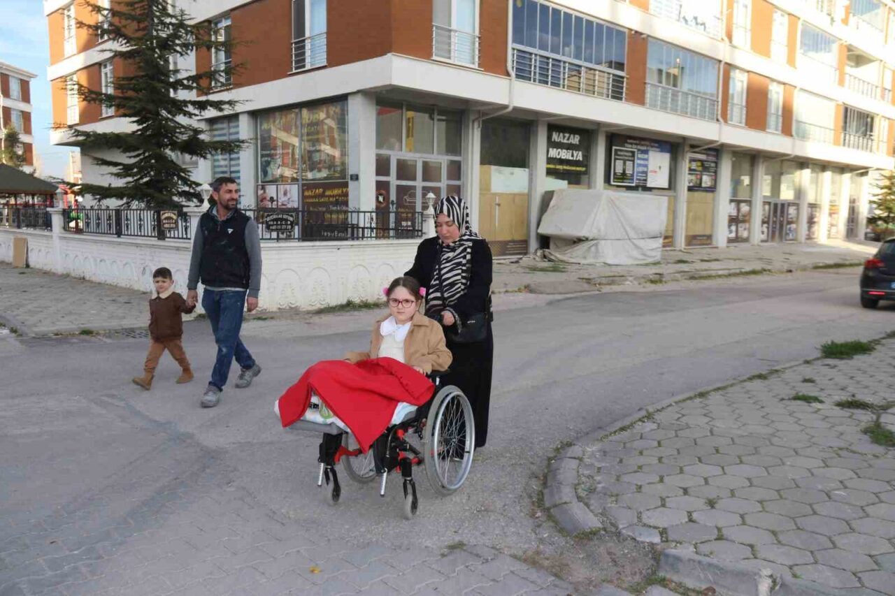Eskişehir'de 7 buçuk yaşındaki Zeynep İkra Albayrak, doğuştan PEVA hastası,