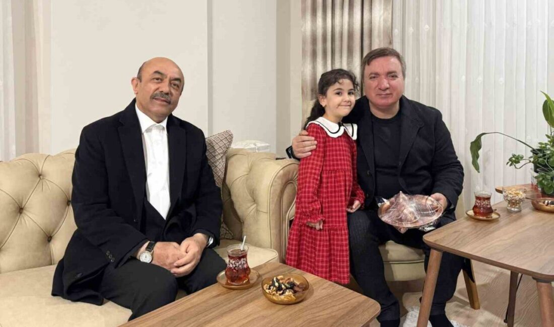 Erzincan Valisi Aydoğdu, Minik Beyza’nın Ailesini Evinde Ziyaret Etti Erzincan Valisi Hamza Aydoğdu, minik Beyza'nın ailesini ziyaret etti. Samimi