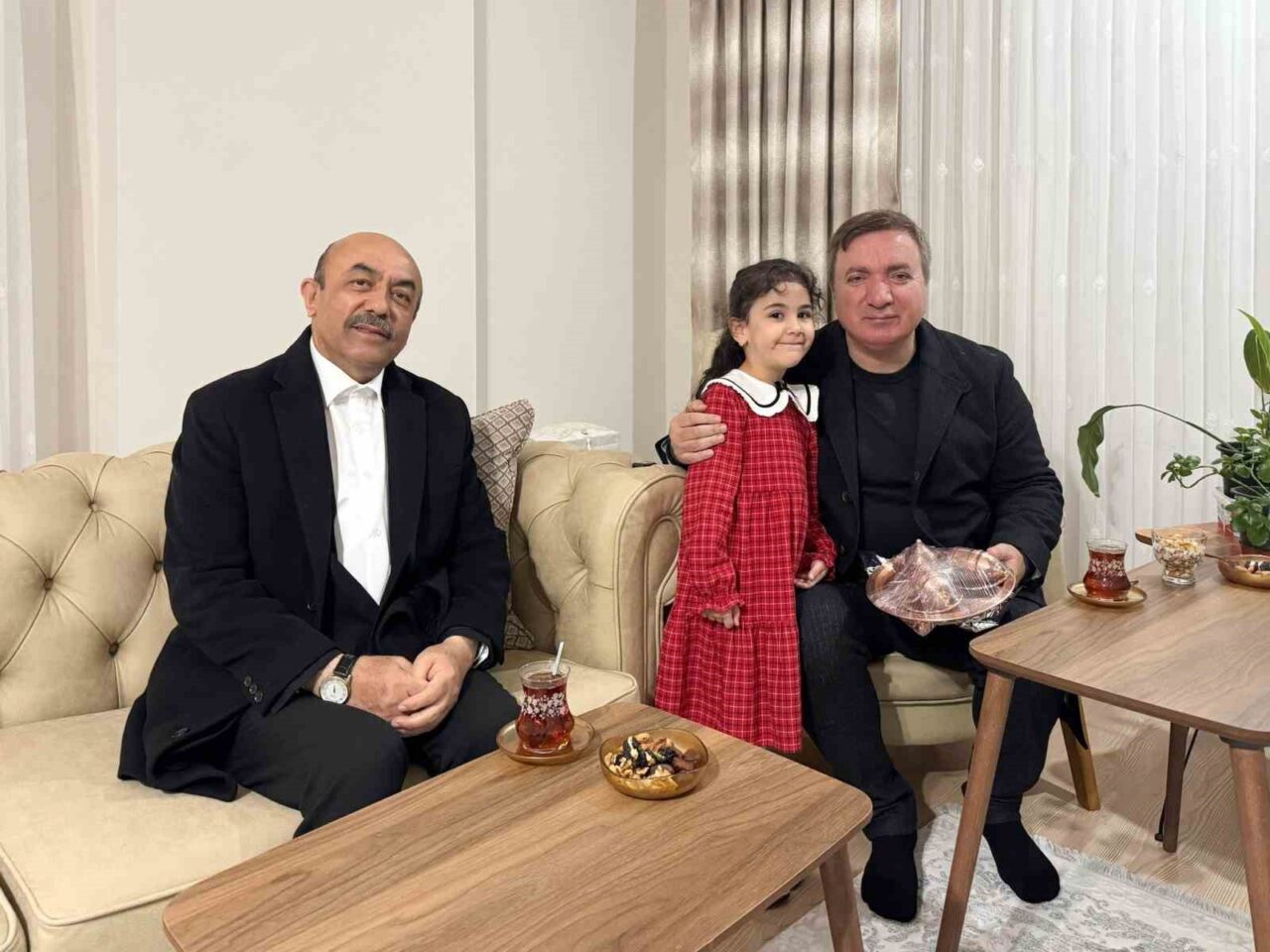 Erzincan Valisi Hamza Aydoğdu, minik Beyza'nın ailesini ziyaret etti. Samimi