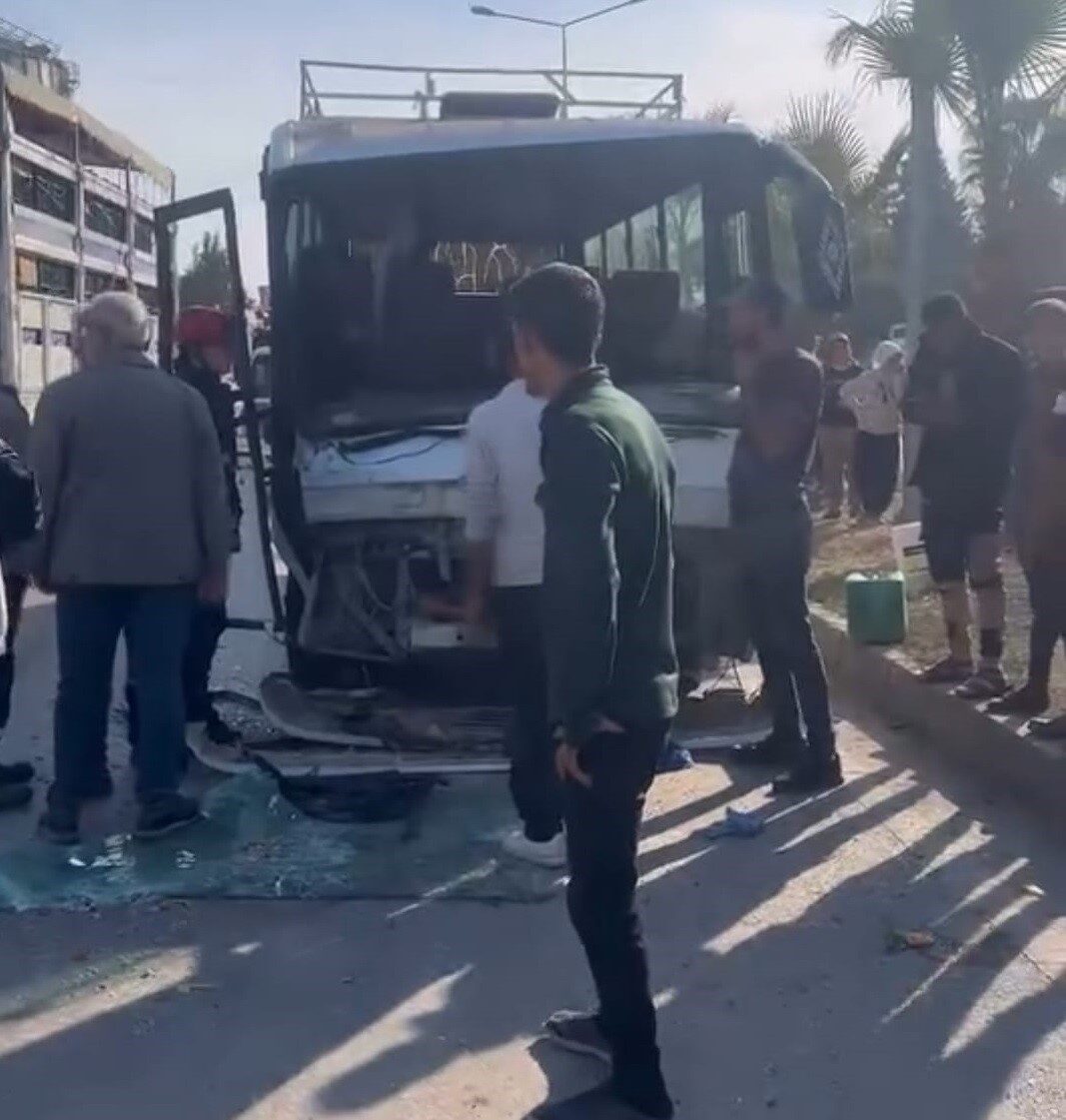 Adana’da İşçi Servis Midibüsünün Karıştığı Kazada 4 Kişi Yaralandı