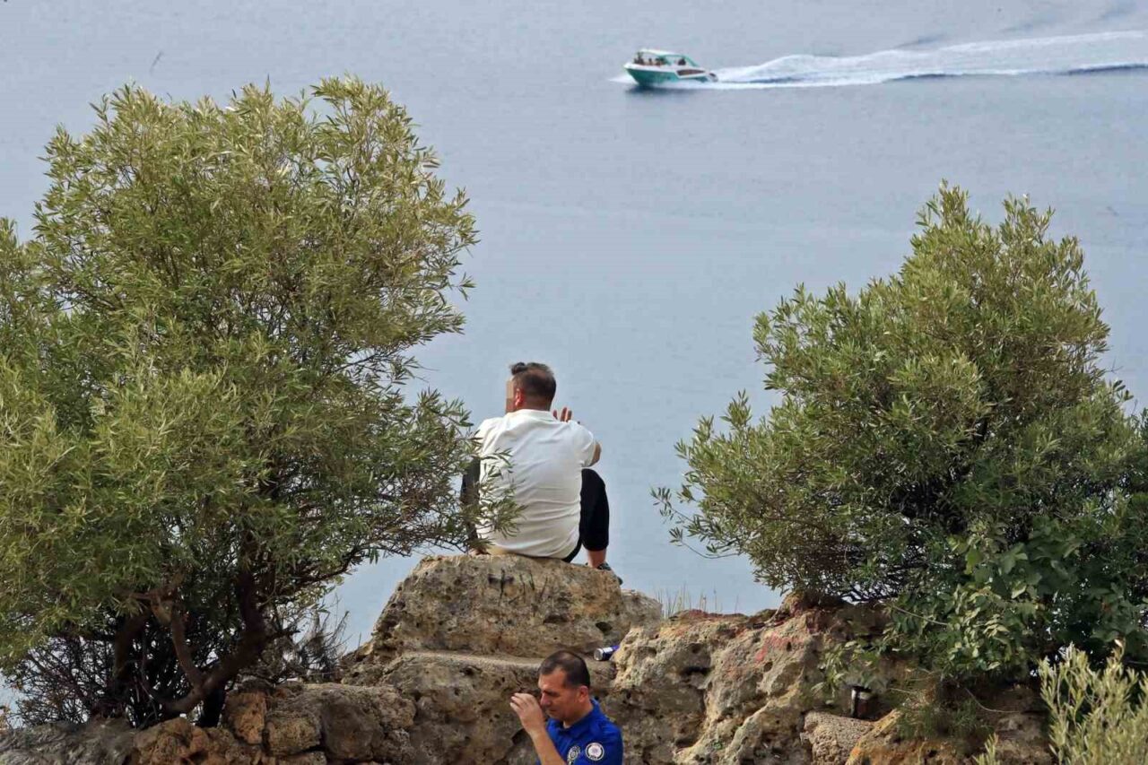 Antalya'da falezlerde oturan Harun A., ekiplerin yaklaşmasına izin vermedi. 1