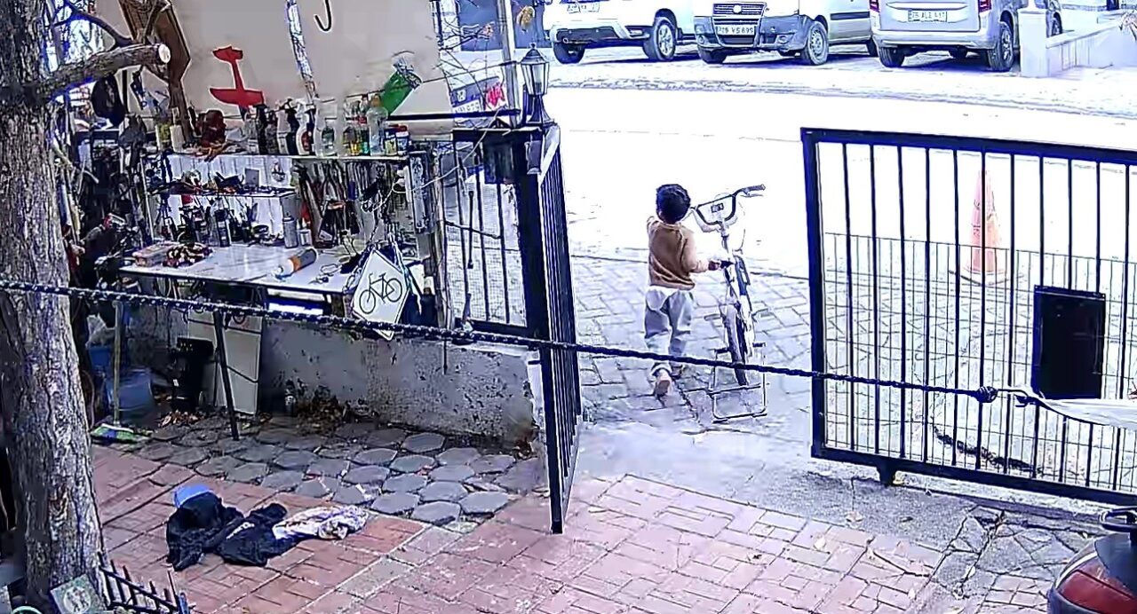 Eskişehir'de güvenlik kameralarına yansıyan bir olayda, 2 yaşındaki çocuk bisiklet