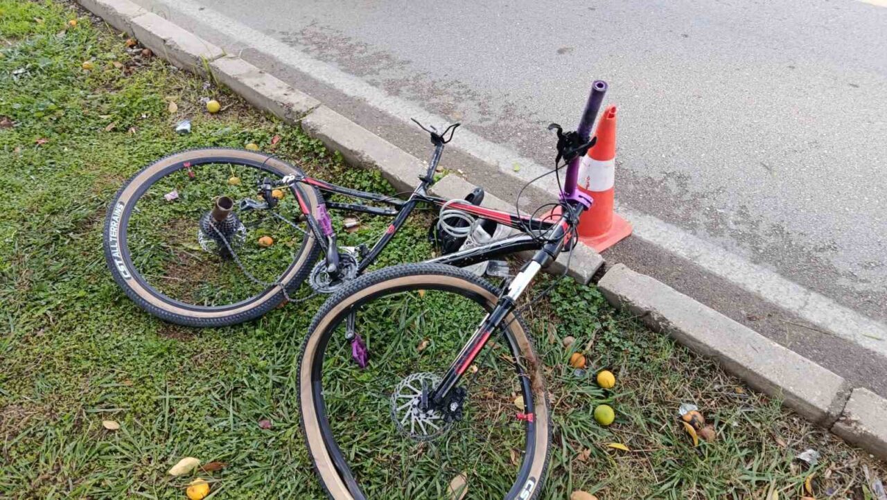Adana’da Lüks Araç ile Bisikletli Çocuğuna Çarpıp Ölümüne Neden Olan Sürücü Polise Teslim Oldu