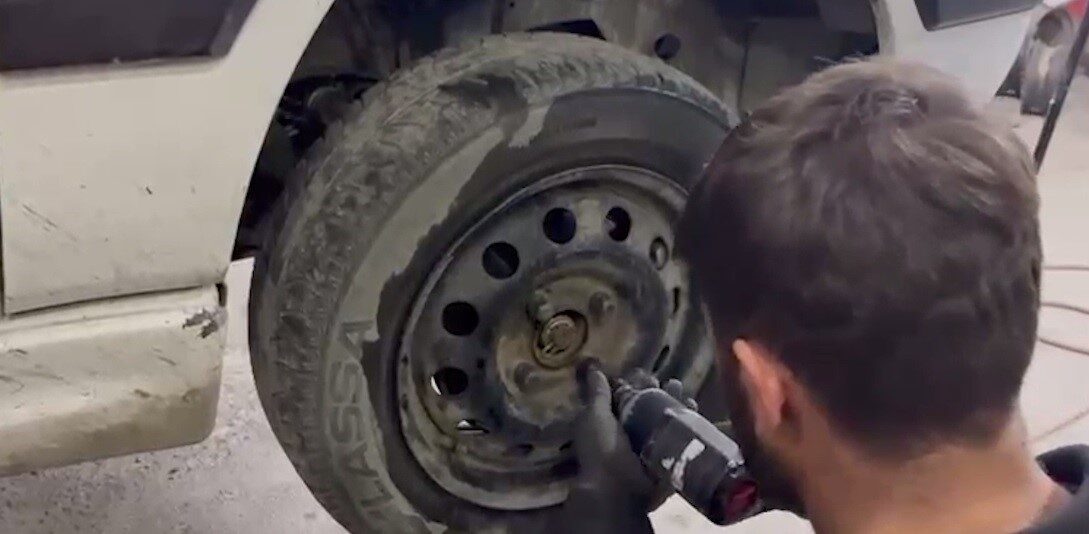 Bitlis'te gerçekleştirilen polis operasyonunda, Tatvan ilçesinde bir araçta gizlenmiş 16