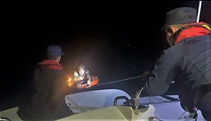 Bodrum kıyılarında Yunanistan'a geçmeye çalışan bir düzensiz göçmen, bitkin düşerek