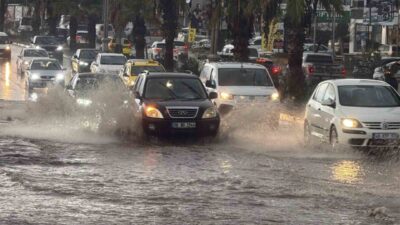 Bodrum'da aniden başlayan sağanak yağış, sokakları göle çevirdi ve hayatı