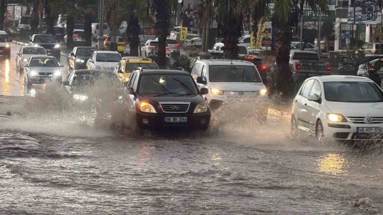 Bodrum'da aniden başlayan sağanak yağış, sokakları göle çevirdi ve hayatı