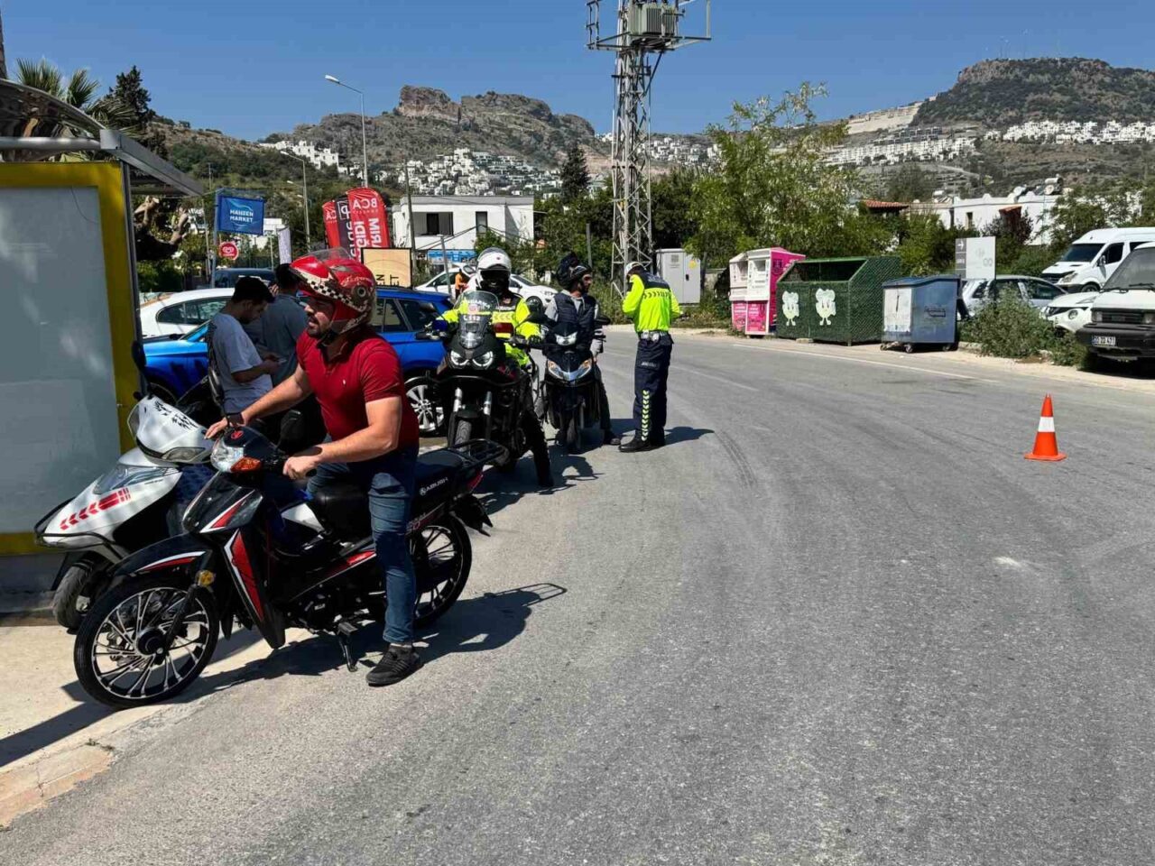 Bodrum Jandarma Komutanlığı, Peksimet Mahallesi'nde gerçekleştirdiği denetimlerde motosiklet ve motorlu