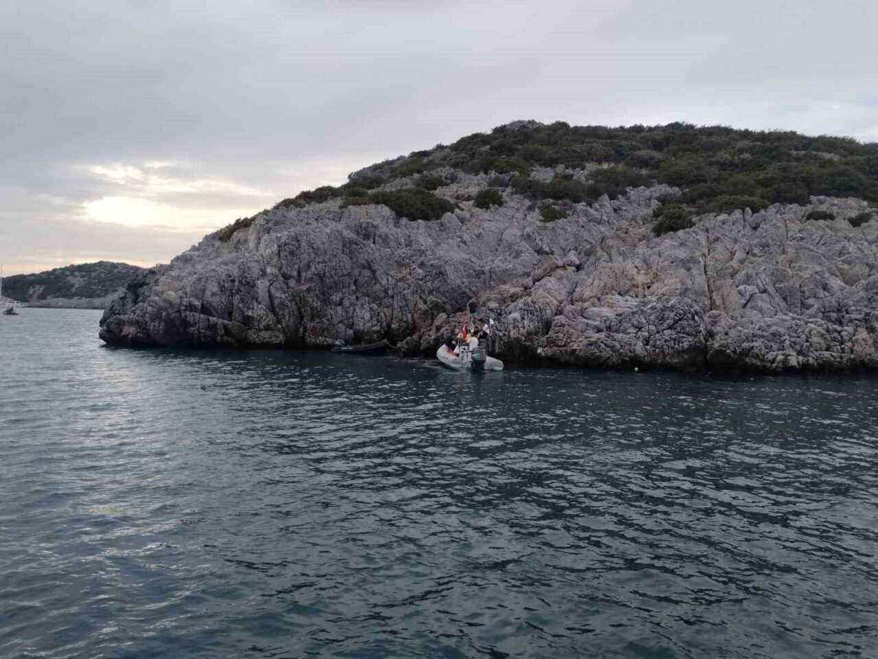 Muğla'nın Bodrum ilçesinde 7 metrelik bir botun kayalıklara çarpması sonucu