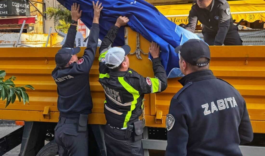 Bodrum Belediyesi Zabıta Müdürlüğü, ilçe merkezindeki kaldırımları işgal eden unsurlara