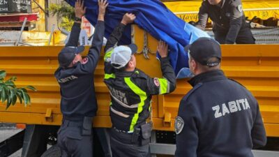 Bodrum Belediyesi Zabıta Müdürlüğü, ilçe merkezindeki kaldırımları işgal eden unsurlara