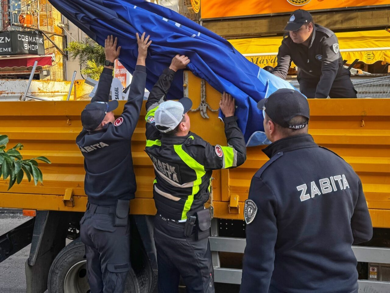 Bodrum Belediyesi Zabıta Müdürlüğü, ilçe merkezindeki kaldırımları işgal eden unsurlara