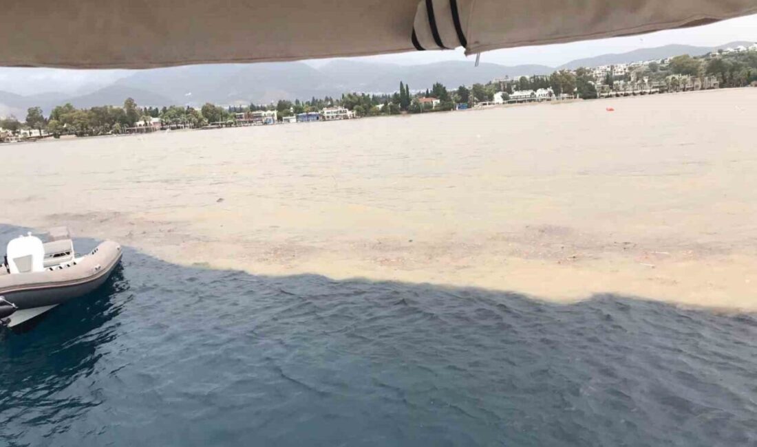 Bodrum'da sabah saatlerinde yağan sağanak sonrası denizin rengi değişti. Çamur